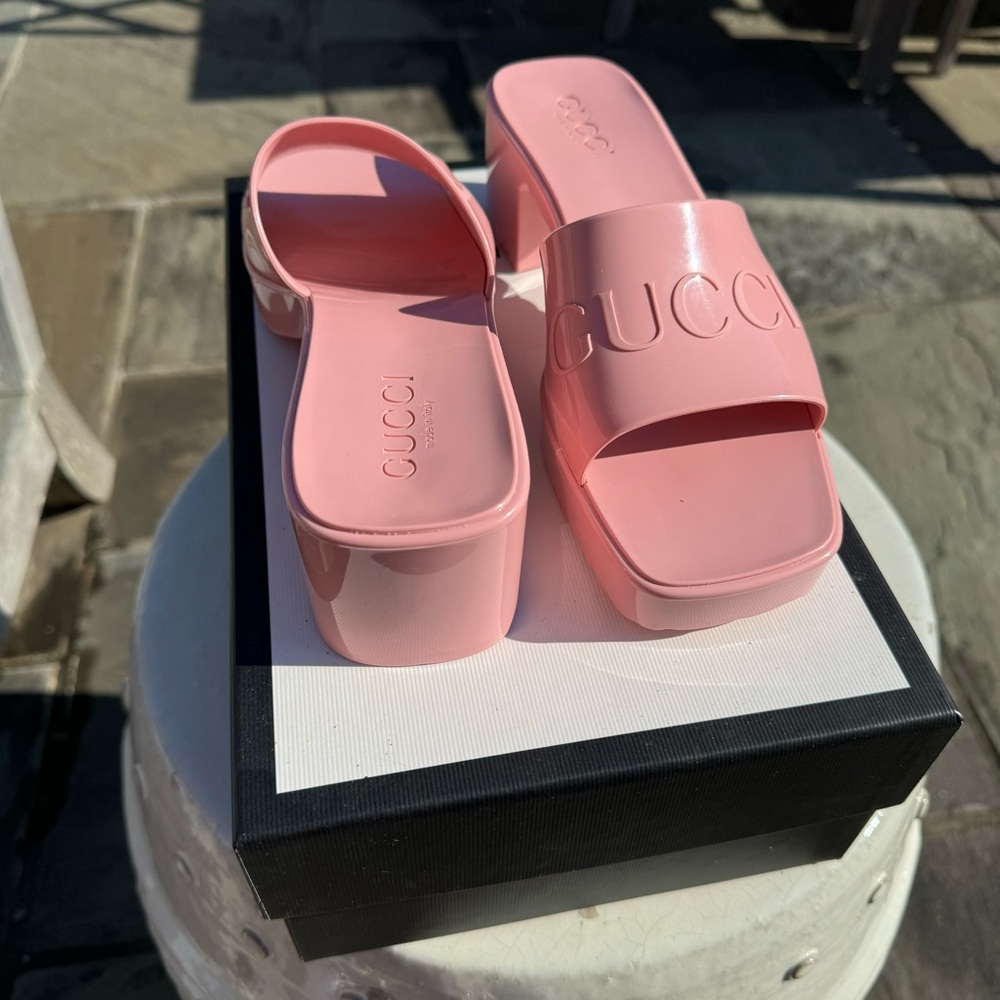 GUCCI Pink Rubber GG Platform Slide Sandals - Picture 15 of 16